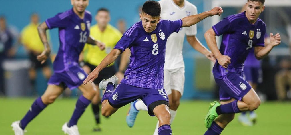 Thiago Almada Ngaku Sedang Ada di Dokter Gigi Ketika Dipanggil Timnas Argentina ke Piala Dunia