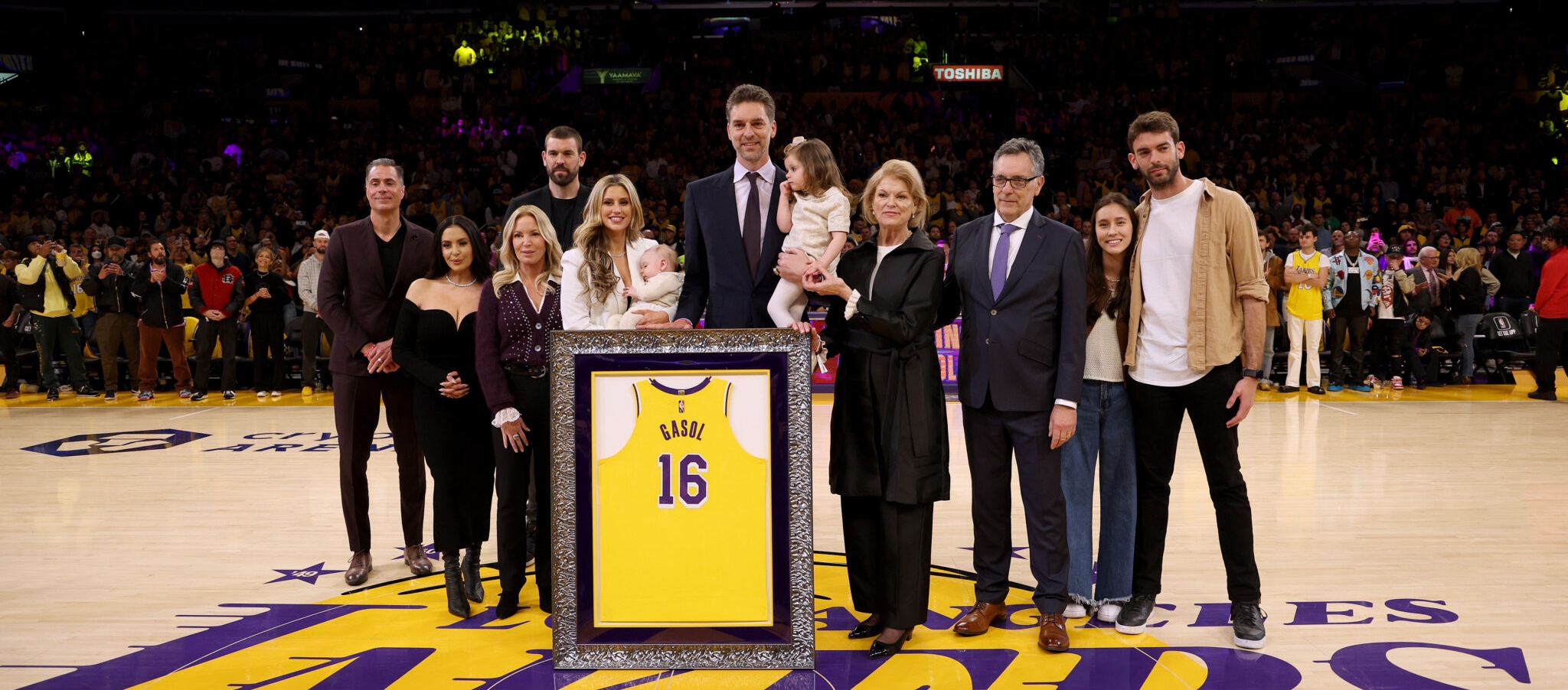 LA Lakers Pensiunkan Nomor Punggung 16 Milik Pau Gasol