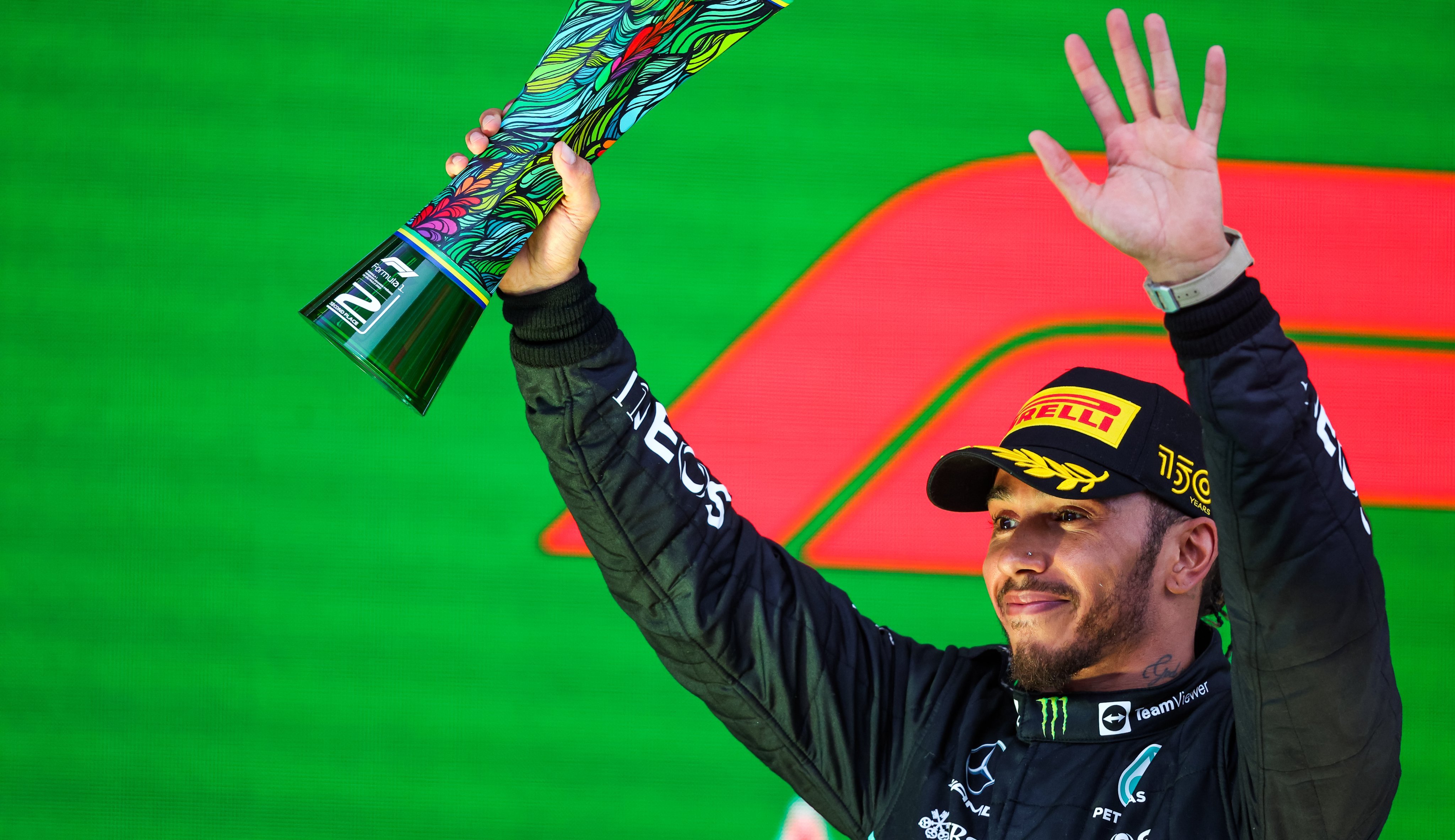 Lewis Hamilton Sebut Mobil Mercedes 2022 Berhantu