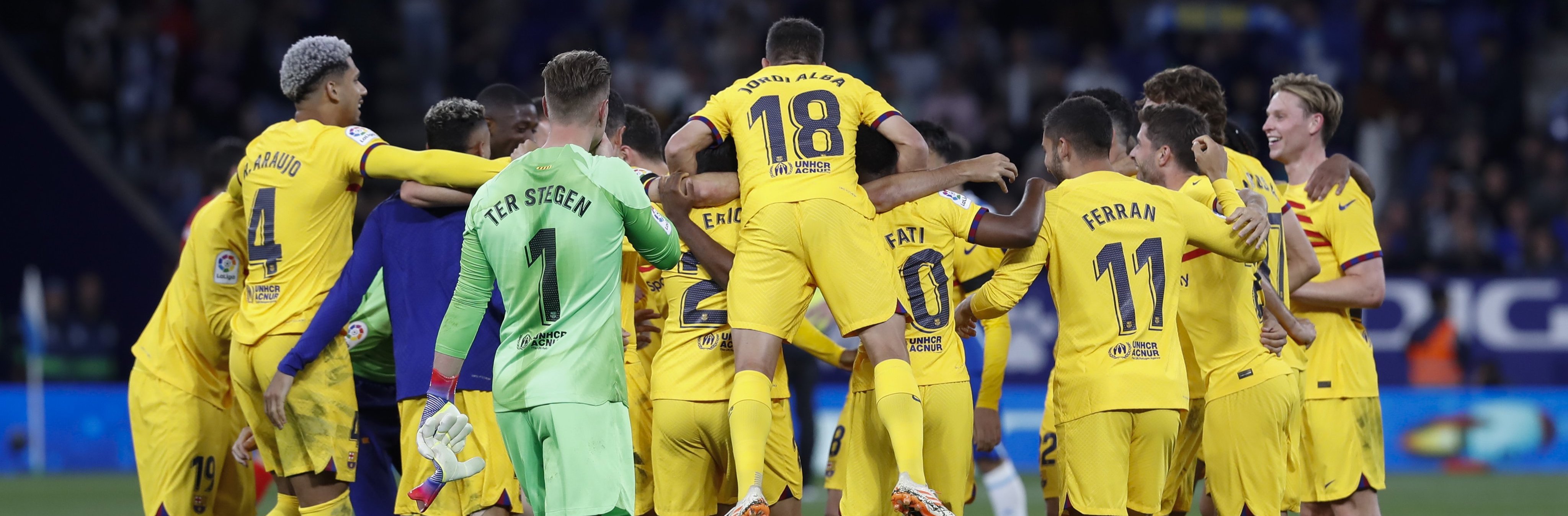 Rusuh! Pemain Barcelona Diserbu Fans Espanyol Saat Rayakan Gelar Juara La Liga