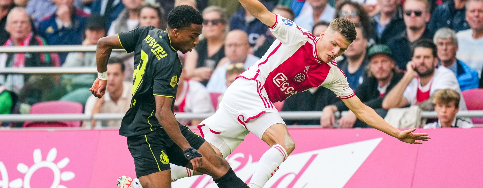 Laga Ajax-Feyenoord Dilanjutkan Tanpa Penonton Setelah Sempat Ditunda Karena Suar