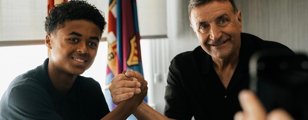 Anak Patrick Kluivert Dapat Kontrak Profesional Pertama dari Barcelona