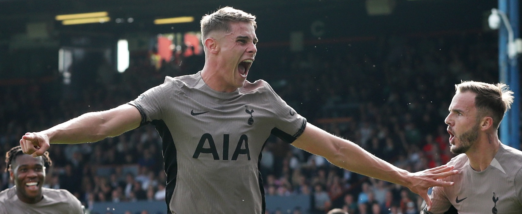 Luton 0-1 Tottenham: Micky van de Ven Bawa 10 Pemain Spurs ke Puncak Klasemen